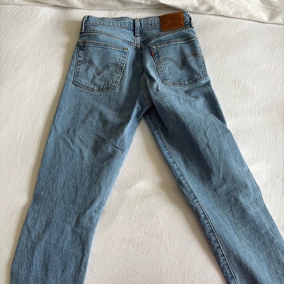 Levi’s Women’s Light Wash Wedgie Jeans, size 24 - Picture 3 of 4